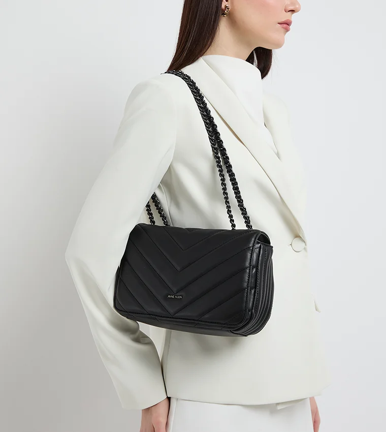 آن كلاين حقيبة كروس بودي قابلة للتحويل مبطنة بتفاصيل شعار آن كلاين